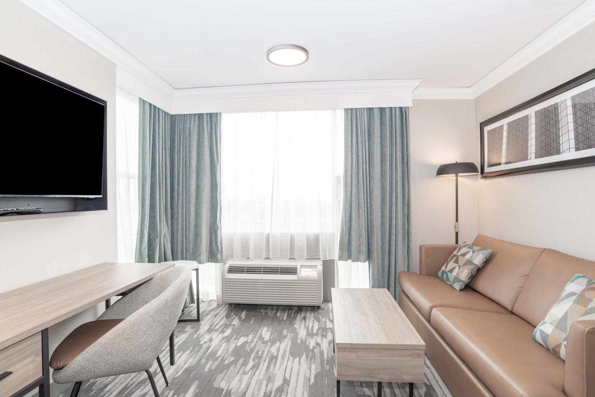 Sandman Signature Toronto Airport Hotel Екстер'єр фото