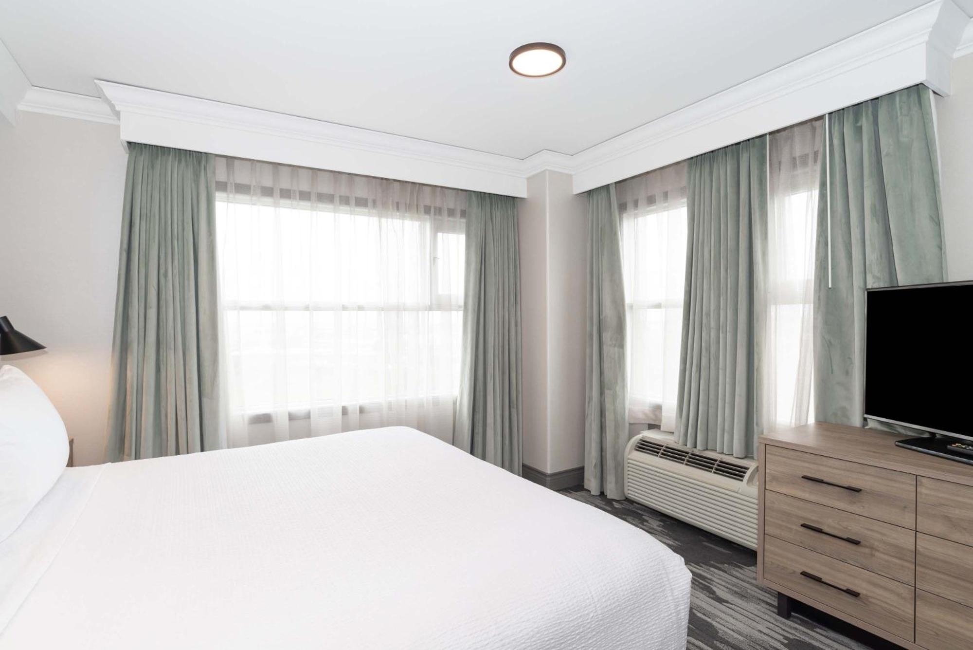 Sandman Signature Toronto Airport Hotel Екстер'єр фото