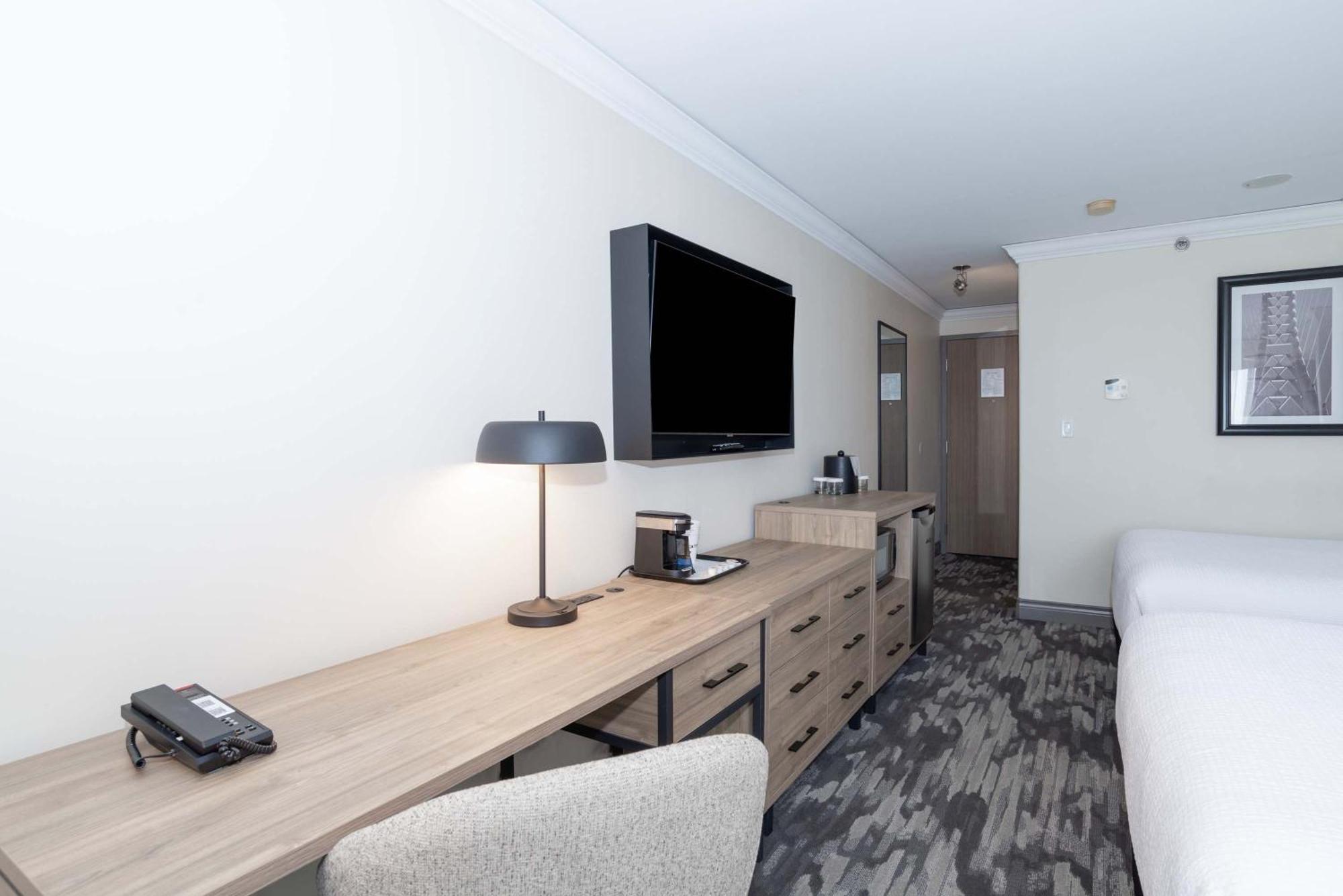 Sandman Signature Toronto Airport Hotel Екстер'єр фото