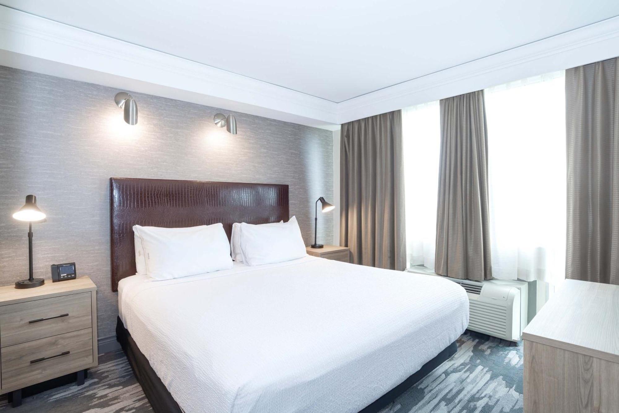 Sandman Signature Toronto Airport Hotel Екстер'єр фото