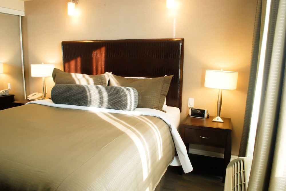 Sandman Signature Toronto Airport Hotel Екстер'єр фото